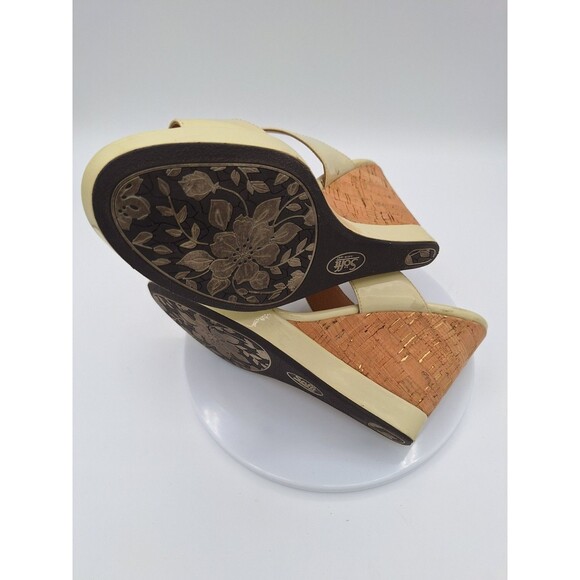 Sofft Anita CreamPatent Leather Wedge Sandals size 8M Womens - Picture 10 of 11